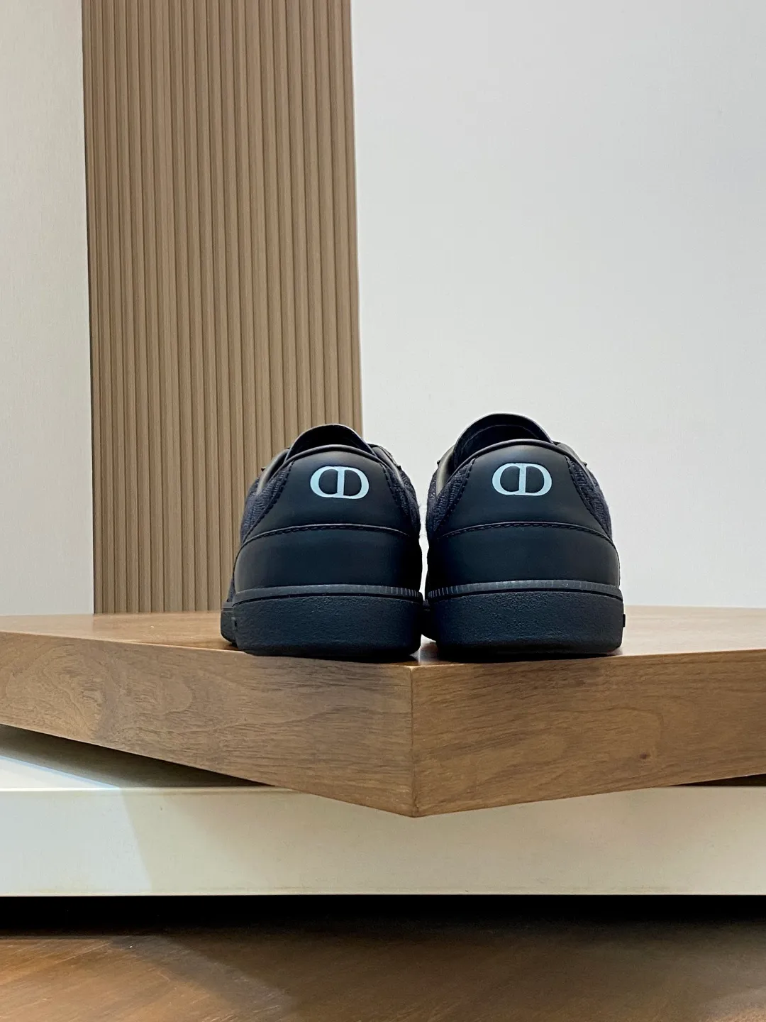 Men's Men's Shoes 💰400【New Style】🍿🍿𝐃𝐢𝐨* — Dior. Dior's new casual sneakers define your fashionable pace. They boldly use innovative technological fabrics to create a futuristic silhouette. The light and breathable mesh material, combined with the unique texture coating process, presents a refreshing visual effect, as if it is a fashion item from the future world. Whether paired with casual outfits or mixed with formal looks, the Dio* D-Sketch sneakers are effortless and add a touch of futuristic style to your overall look. From the streets to the catwalk, it is your indispensable fashion tool. The upper is made of high-tech mesh material, which is light and breathable and fits your feet like a second skin, keeping you dry and comfortable even in the hot summer. The delicate mesh structure gives the shoes a unique visual effect and displays a futuristic aesthetic. Code number: 39-44 (38, 45 customized)